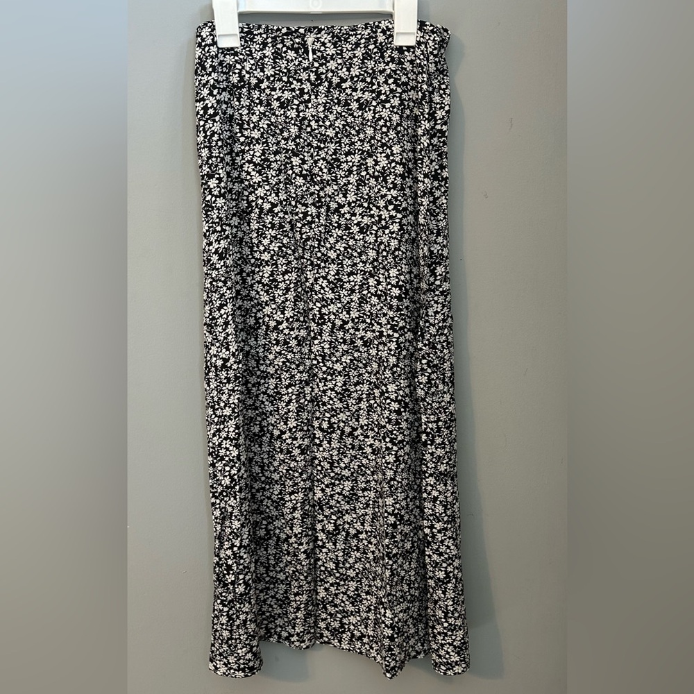 Never worn. Ditsy Floral Split Thigh Skirt size medium - Picture 3 of 7